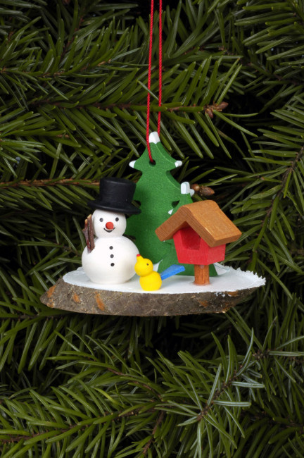 Baumbehang Schneemann mit Vogel auf Baumscheibe