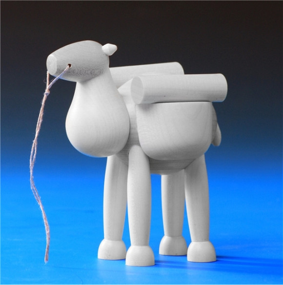 Kamel stehend mit Gepäck, weiß lasiert