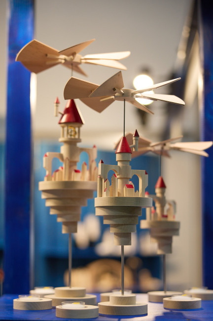 Pyramide Luftschloss Stella mit roten Dächern - 33 cm