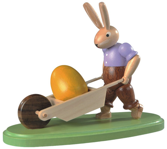 Hase mit Schubkarre lasiert