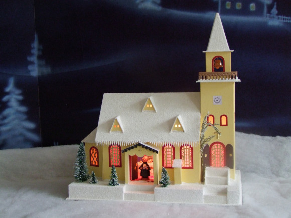 Lichterhaus Alte Kirche - Achtung, abweichende Abb. - tats. Fassade dunkelbraun mit blauer Fensterlaibung
