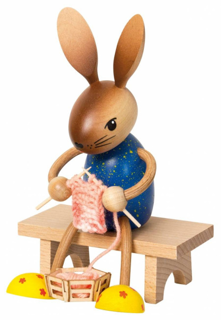 Kuhnerthase Hase mit Strickzeug (mit Bank) - Auslaufartikel