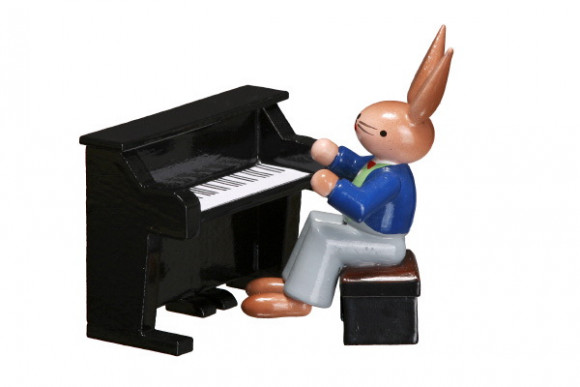 Hasenmann am Klavier, sitzend