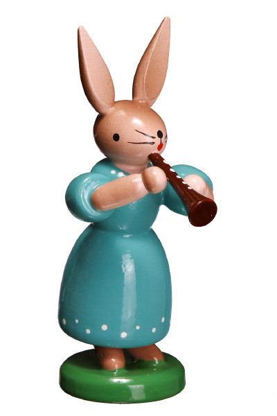 Hasenfrau mit Flöte, stehend