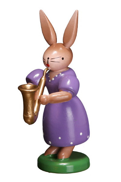 Hasenfrau mit Saxophon - lila Kleid