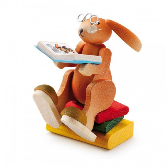 Hase mit Bücherstapel