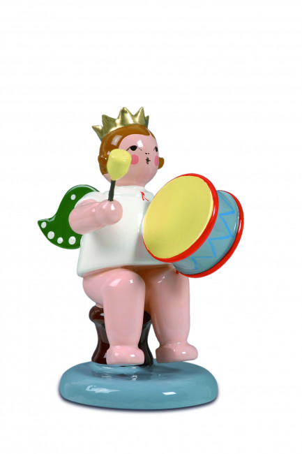 Engel sitzend mit großer Trommel mit Krone