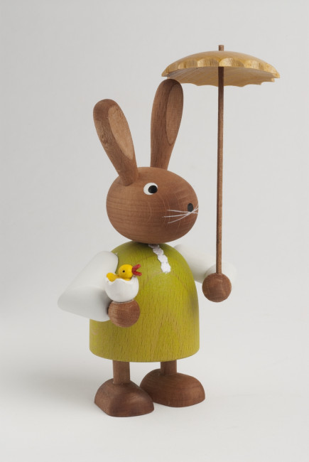 Häsin mit Eierschale