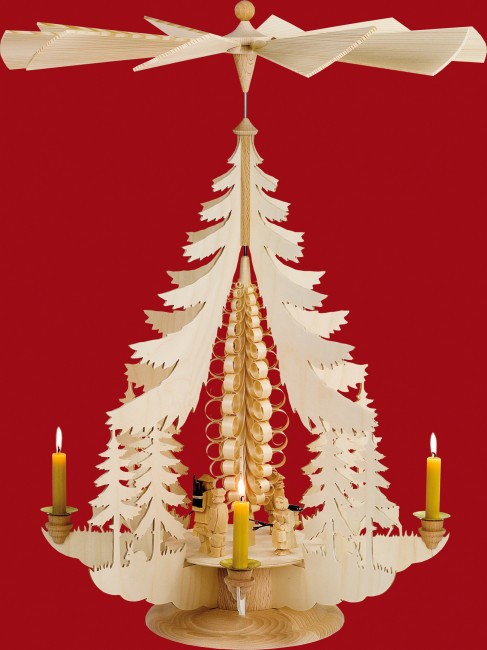 Pyramide geschnitzte Waldfiguren
