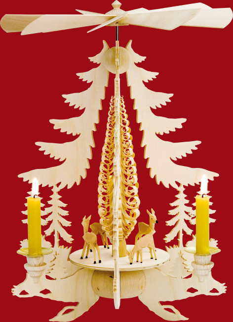 Pyramide mit geschnitzten Rehen