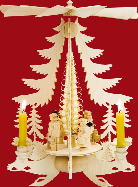 Pyramide geschnitzte Waldfiguren