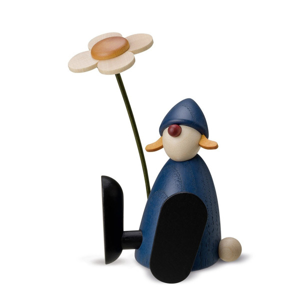 Gratulantin Lotta mit Blume sitzend, blau