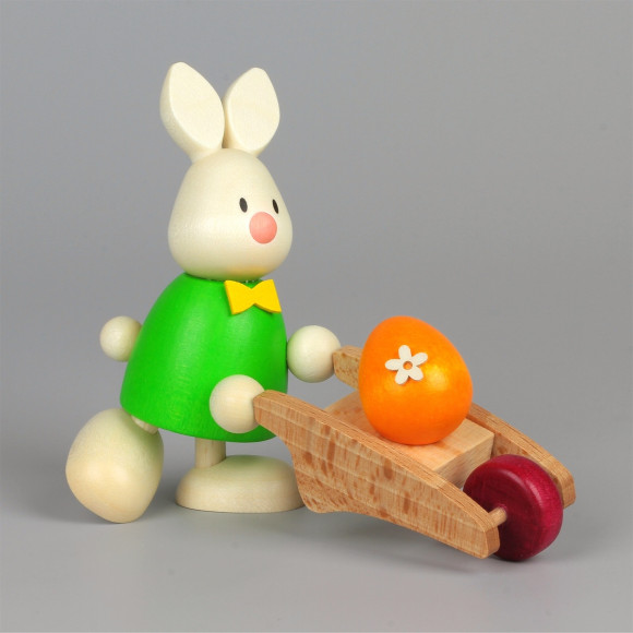 Osterhase Kaninchen Max mit Schubkarre und Ei