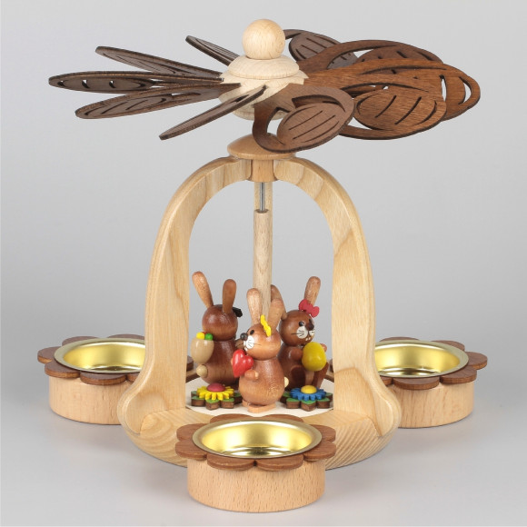 Osterpyramide mit drei Osterhasen mit Herz, Ei, Wanderer natur