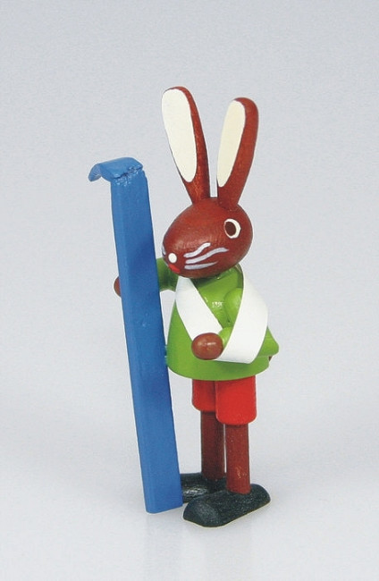 Skihase Verletzter mit gebrochenem Skier