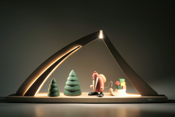 LED-Schwibbogen mit Weihnachtsmann mit Geschenkeschlitten, groß