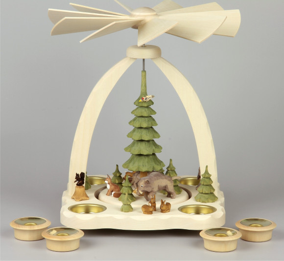 Geschnitzte Teelichtpyramide Wildschweine mit grünen Bäumen - 27 cm