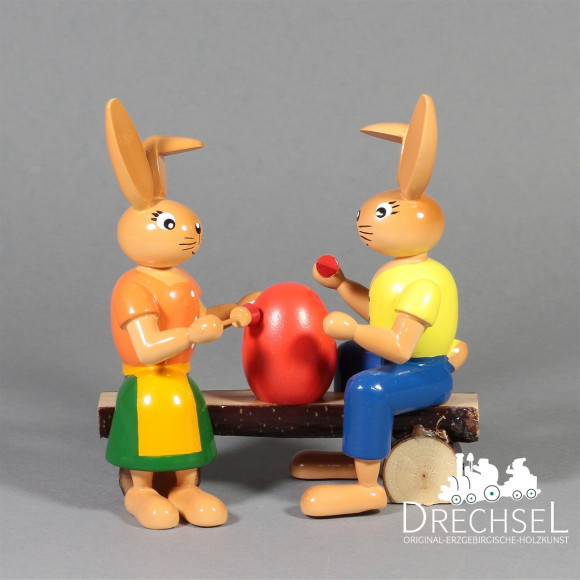 Osterhasenmalerpaar auf Bank, 10 cm
