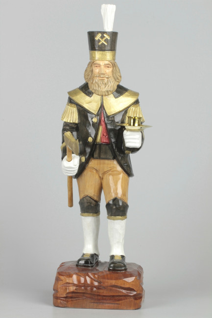 Geschnitzter Bergmann mit Messing-Kerzenhalter farbig, Haar farbig, Hut schwarz 34 cm
