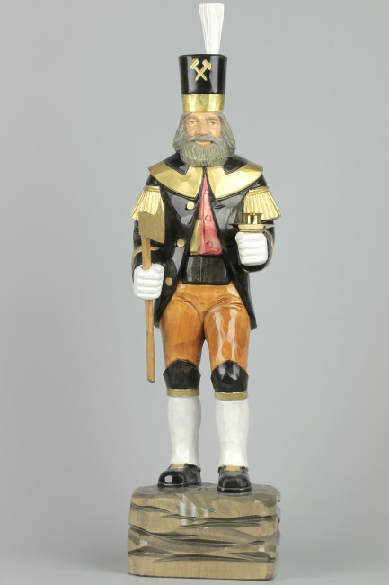 Geschnitzter Bergmann mit Messing-Kerzenhalter, farbig, Haar farbig, Hut schwarz, 47 cm
