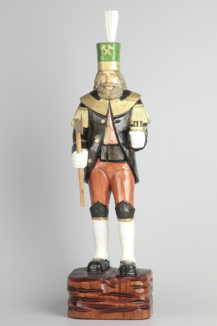 Geschnitzter Bergmann mit Messing-Kerzenhalter, farbig, Haar farbig, Hut grün, Sockel dunkel, 47 cm