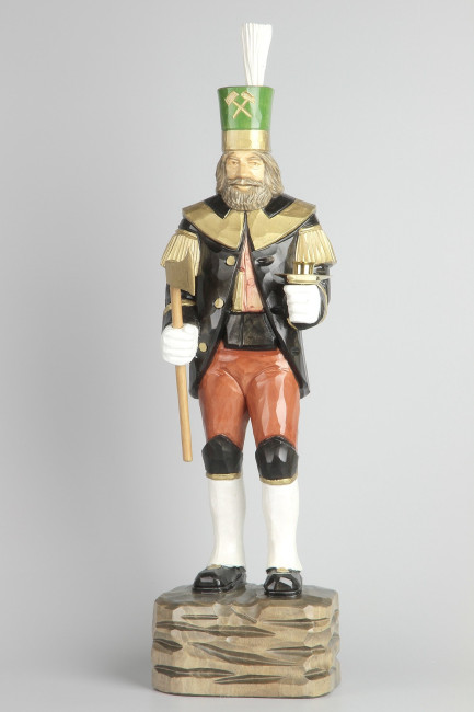 Geschnitzter Bergmann mit Messing-Kerzenhalter, farbig, Haar farbig, Hut grün, 47 cm