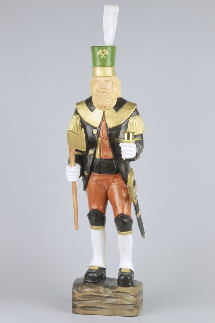 Geschnitzter Bergmann mit Messingkerzenhalter, farbig bemalt, 60 cm