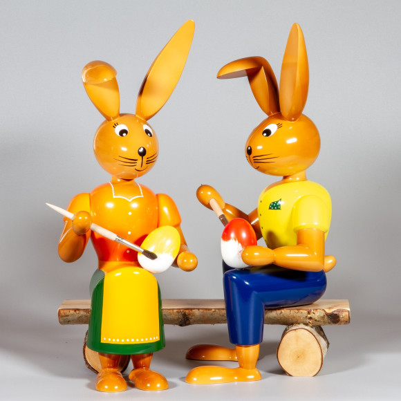 Hasenmalerpaar auf Bank, 42 cm