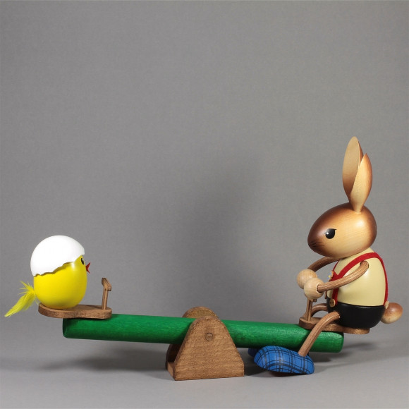 Kuhnerthase Hase auf Wippe