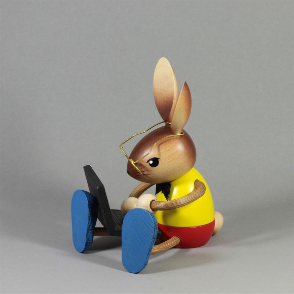 Kuhnerthase Hase mit Laptop