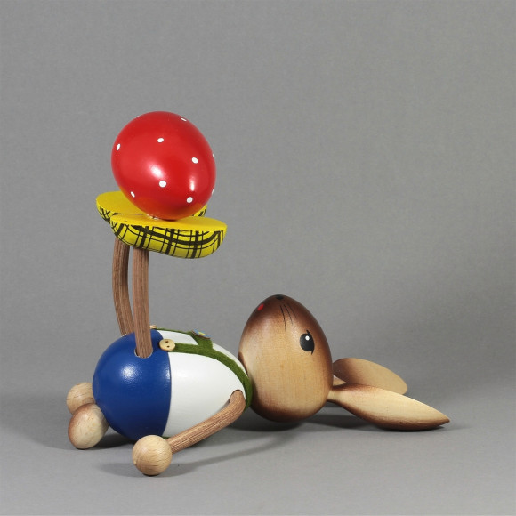 Kuhnerthase Hase mit Ei auf Füßen