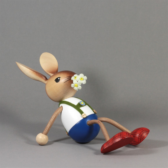 Kuhnerthase Hasenjunge mit Blume im Mund