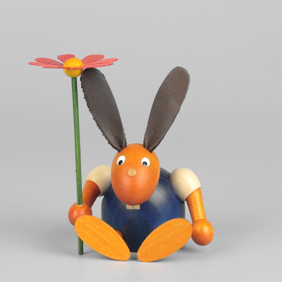 Hase mit Blume, sitzend, blau, 7 cm