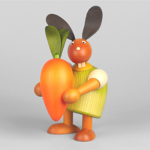 Hase mit oranger Möhre, grün, 17 cm