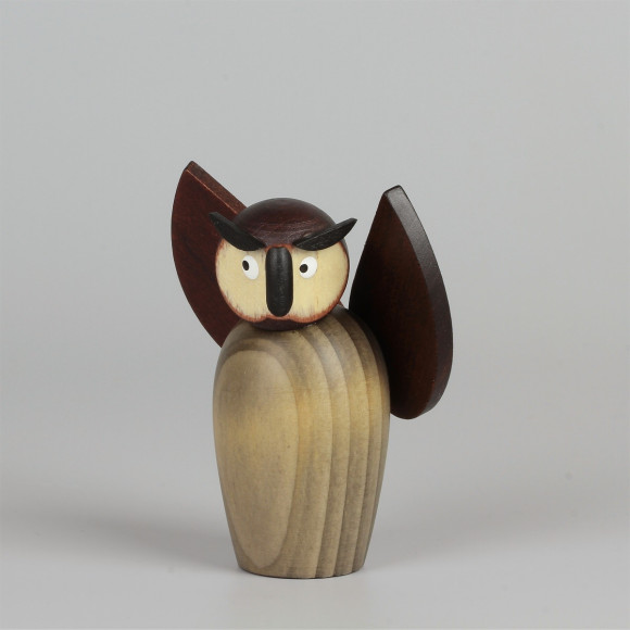 Eule grau Flügel offen