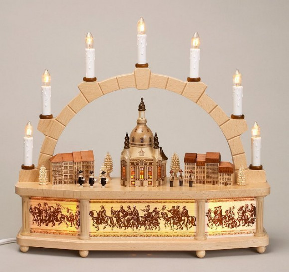 Schwibbogen Frauenkirche und Sockel beleuchtet