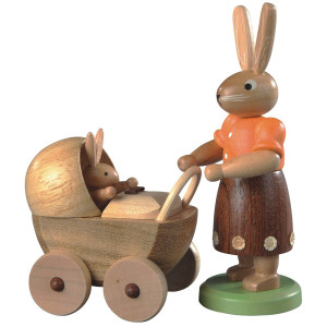 Hasenmutter mit Kinderwagen lasiert
