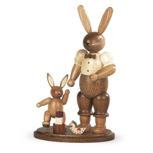 Hasenvater mit spielendem Kind