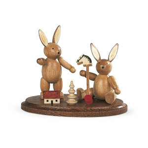 Zwei spielende Hasenkinder