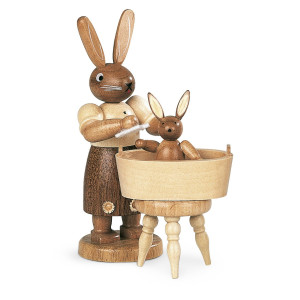 Hasenmutter mit badendem Kind