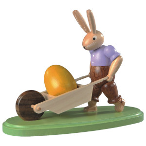 Hase mit Schubkarre lasiert