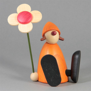 Gratulantin Lotta mit Blume sitzend, gelb