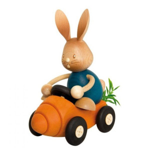 Hase Stupsi im Möhrenflitzer