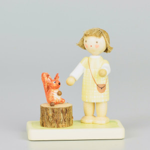Mädchen mit Eichhörnchen