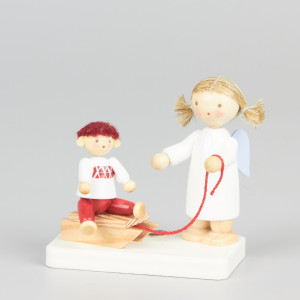 Engel mit Puppe auf Schlitten