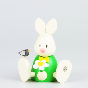 Osterhase Kaninchen Max sitzend mit Blume