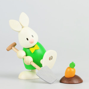 Osterhase Kaninchen Max mit Spaten am Möhrenbeet