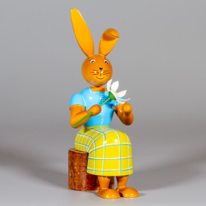 Osterhäsin sitzend mit Blume - 22 cm