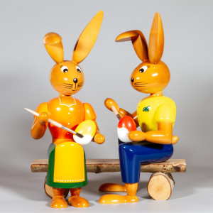 Hasenmalerpaar auf Bank, 42 cm