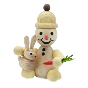 Schneemann Junior sitzend mit Hase - 14 cm